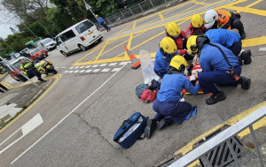 西貢公路六旬婦過路遭的士撞倒 司機頸傷同送院