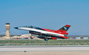 美空軍部長試坐AI自駕F-16戰機