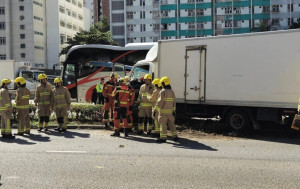 觀塘道貨車自炒撞塌燈柱 司機乘客一度被困