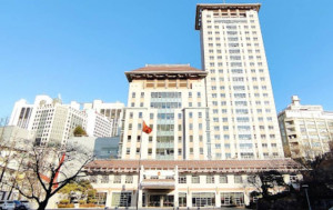 男子扮「美国队长」图闯中国驻韩大使馆  韩媒：已被逮捕起诉