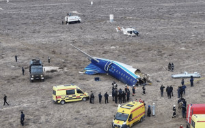 哈薩克墜機｜38人喪生、29人送院  阿塞拜疆航空停飛車臣航班