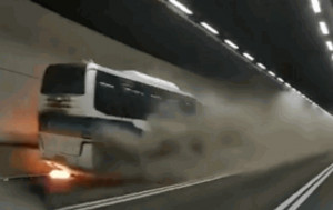 车Cam直击｜南湾隧道巴士起火 管道内浓烟密布 私家车义载助两人脱险