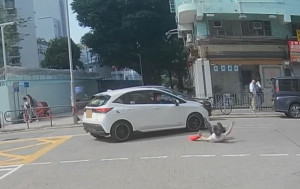 車Cam直擊│元朗教育路女途人衝過馬路 遭私家車撞倒滾地受傷