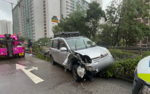 黃大仙掛P牌私家車失控撞鐵欄鏟花槽 司機輕傷