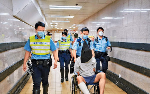 两警医院跟进交通意外 男子突挥拳施袭企图抢枪