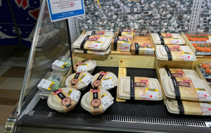 走塑｜日式超市壽司驚變「盲盒」 顧客：難辨新鮮度 外賣膠盒壽司轉堂食違法否？環保署有解釋