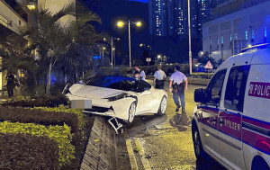 將軍澳法拉利疑掟彎失控剷花槽