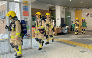 薄扶林一中學疑化學室氣體洩漏 1女職員報稱不適 消防到場戒備