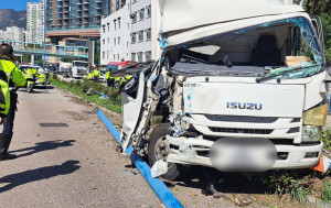 觀塘道貨車自炒撞塌燈柱 司機乘客一度被困