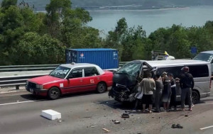 屯門公路輕貨硬撼壞車 女司機9歲童被困 熱心市民助拯救