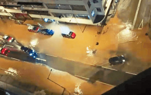 土瓜灣爆食水管 黃泥水淹路浸住宅