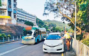 葵青打擊違泊 警發817張牛肉乾拖走5車