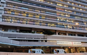 灣仔電單車切線與巴士相撞 鐵騎士「吹波仔」超標 涉酒駕被捕