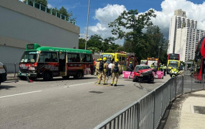 荔景山路小巴與的士相撞  4人送院