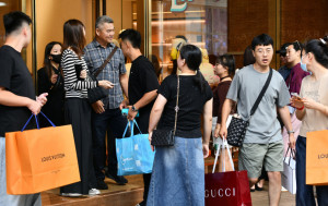 國慶黃金周｜姚柏良：訪港旅客人數喜出望外 黃家和：股市暢旺帶動消費　