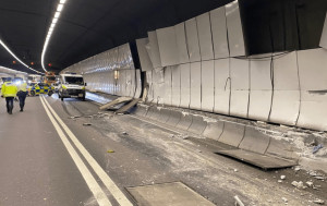 尖山隧道石屎泵車疑失控撞壆 掃毀多塊牆板後翻側