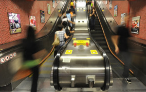 港鐵倡扶手梯左右企穩 「紅背心」宣傳手法掀網民大戰？張欣宇撐咁樣企較好！