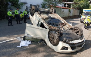 柴灣大潭道私家車自炒 四輪朝天司機一度被困