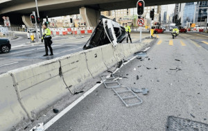 觀塘私家車失控鏟安全島 反肚擱石壆再殃及的士 男司機「吹波」超標