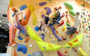 親子玩樂｜兒童抱石冠軍挑戰10米牆  一家大細「爬」出共同經歷