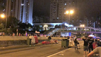 示威者深夜佔領龍翔道。