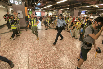 警施放胡椒喷雾。