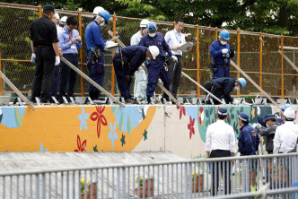 大阪地震压死9岁女童的外墙为违法建筑。AP图片