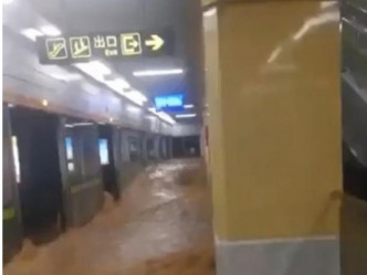 洪水涌入地铁站五号线，导致12名乘客罹难。网图