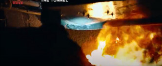 隧道瞬間被火海包圍。