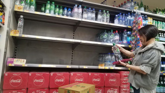 居民抢购超市樽装水。黄文威摄