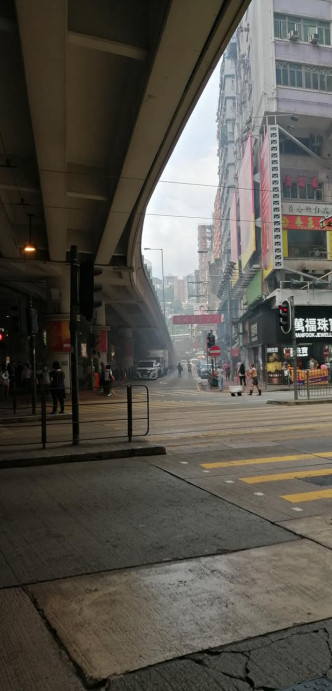 ‎客貨車起火，冒出白大量白煙。 香港突發事故報料區FB/網民Waikit Chow圖