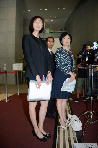 容海恩（左）与叶刘淑仪会见传媒。