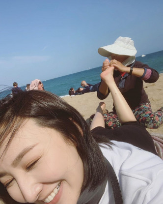 高Ling今日較早時份開post揭曉答案，原來她在當地沙灘做腳底按摩。　高海寧IG圖片