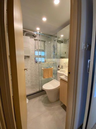 浴室设通风窗户，有助排走湿气。