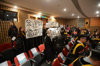 岭南大学昨日举行毕业礼时有学生在台上台下抗议。资料图片