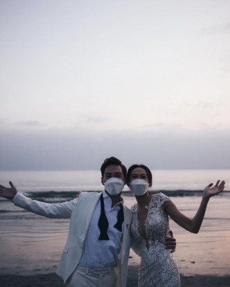 二人贴戴上口罩照称在疫下举行婚礼，因限聚令，嘉宾人数有所限制。