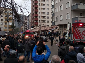 土耳其伊斯坦布尔有楼房倒塌，造成最少3人死亡。网图