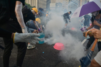 防暴警察與示威者爆發激烈衝突