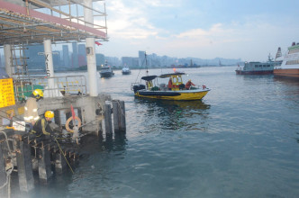 男子在九龙城公众码头堕海。