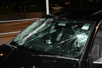 涉事私家车车窗及挡风玻璃损毁。