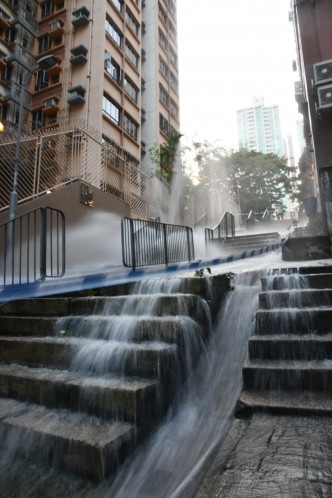 大量食水湧落樓梯，形成「激流」。