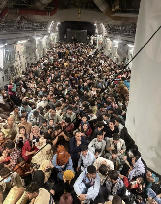 美軍C-17運輸機擠滿阿富汗難民的照片，震撼全球。網上圖片