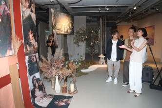 展览中有Jeff和Lilian的婚照。