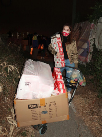 瑪姬推着載滿物資的手推車送到30多戶家庭手中。