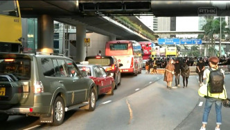 示威者在中環干諾道中架設路障。香港電台截圖