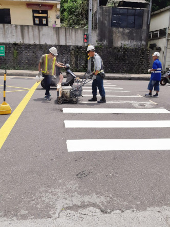 台灣一位媽媽借修路工人畫斑馬線，為兒子上了寶貴一課。圖片來源：facebook群組「爆怨公社」