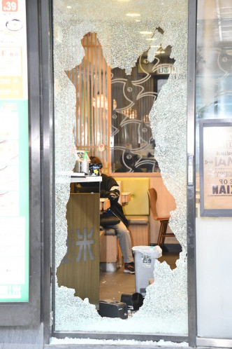 元朗食店遭爆窃。