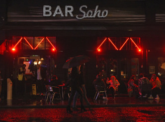 英国首相约翰逊将会下令英格兰北部广泛地区的酒吧和食肆，由下周一起暂停营业。AP图片