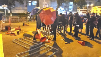去年10月30日屯門有不明刺鼻氣體彌漫引發示威者堵路破壞。資料圖片