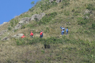 消防、民安隊今早登山搜索。  梁國峰攝